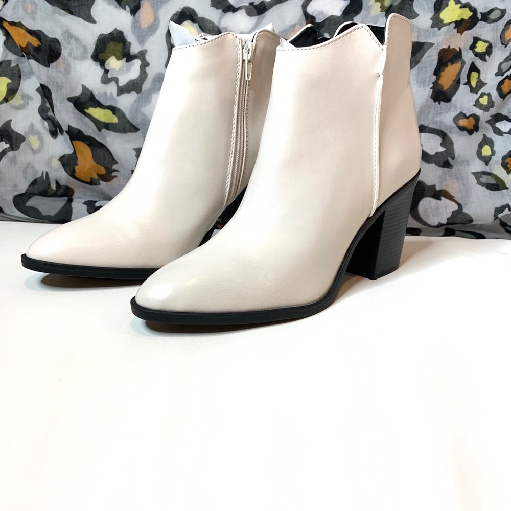 Size 9 Off-White Zipper Pull On Bootie Heel